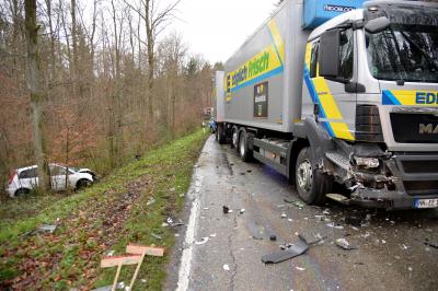Rudersberg: Pkw rammt Lkw und landet im Wald